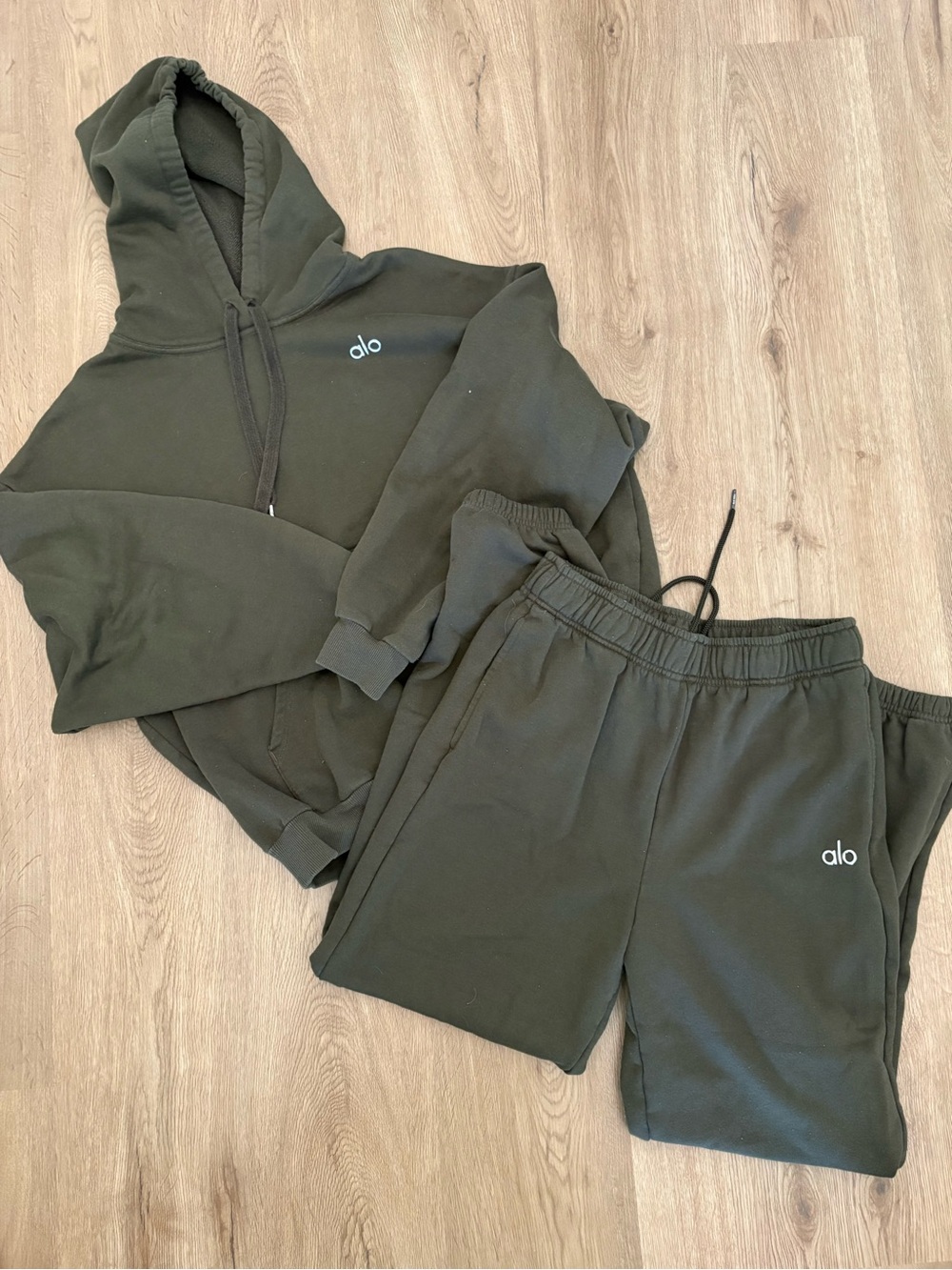 ALO Yoga Olive Green Jogger Shorts - Comfortable Casual Bottoms